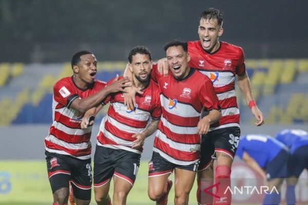 Berikut adalah alternatif judul yang bisa digunakan: 

1. "Madura United Siap Tempur dengan Semangat Tinggi Menjelang Pertandingan Melawan PSIS Semarang"
2. "Kesiapan Madura United yang Menggugah Semangat Menyambut PSIS Semarang"
3. "Madura United Didorong Motivasi Tinggi Menjelang Laga Melawan PSIS Semarang"
4. "Semangat Juang Madura United Menggelora Menuju Pertandingan Melawan PSIS Semarang"
5. "Menatap Laga Krusial: Madura United Tingkatkan Motivasi sebelum Menghadapi PSIS Semarang"

Semoga judul-judul ini bisa menginspirasi!