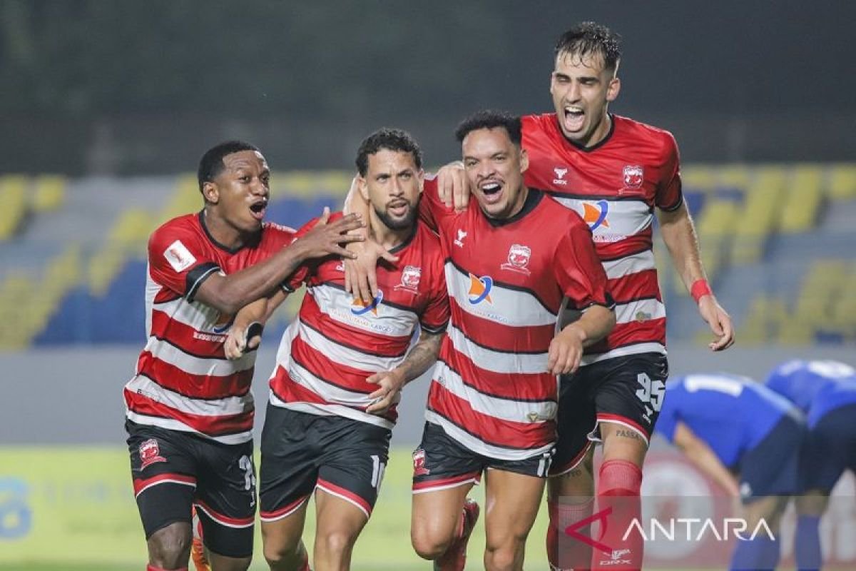 Berikut adalah alternatif judul yang bisa digunakan: 

1. "Madura United Siap Tempur dengan Semangat Tinggi Menjelang Pertandingan Melawan PSIS Semarang"
2. "Kesiapan Madura United yang Menggugah Semangat Menyambut PSIS Semarang"
3. "Madura United Didorong Motivasi Tinggi Menjelang Laga Melawan PSIS Semarang"
4. "Semangat Juang Madura United Menggelora Menuju Pertandingan Melawan PSIS Semarang"
5. "Menatap Laga Krusial: Madura United Tingkatkan Motivasi sebelum Menghadapi PSIS Semarang"

Semoga judul-judul ini bisa menginspirasi!