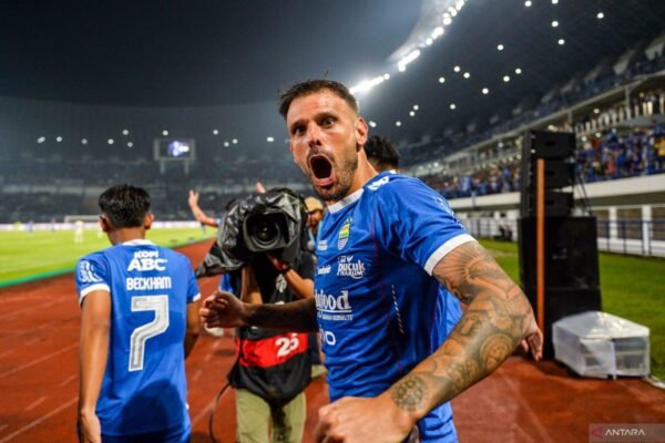 Standings Liga 1: Persib Menghadapi Peluang Juara, Persija Terperosok dari Empat Besar