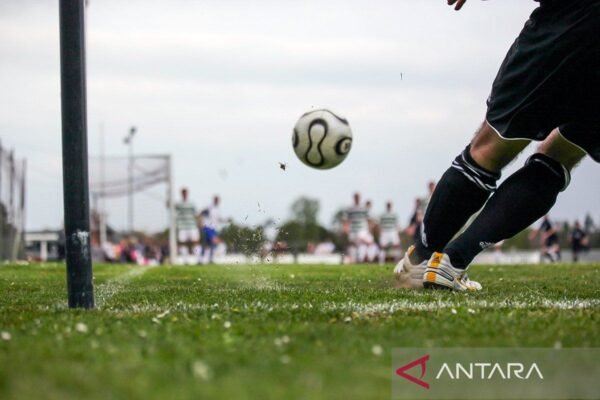 Berikut beberapa alternatif judul yang dapat digunakan untuk artikel tentang Adrian Wibowo yang menjalani debut bersama LA FC:

1. "Adrian Wibowo Memulai Perjalanan Bersama LA FC"
2. "Debut Memukau Adrian Wibowo di LA FC"
3. "Langkah Pertama Adrian Wibowo Bersama LA FC"
4. "Adrian Wibowo Tampil Perdana Bersama LA FC"
5. "Momen Spesial: Adrian Wibowo Debut di LA FC"
6. "LA FC: Adrian Wibowo Tunjukkan Kemampuan di Debutnya"
7. "Adrian Wibowo: Debut Bersejarah di LA FC"
8. "Menggapai Impian: Adrian Wibowo Debut untuk LA FC"
9. "Adrian Wibowo Lakukan Debut Gemilang di LA FC"
10. "Perjalanan Baru Adrian Wibowo: Debut di LA FC"

Semoga alternatif judul-judul tersebut bermanfaat!