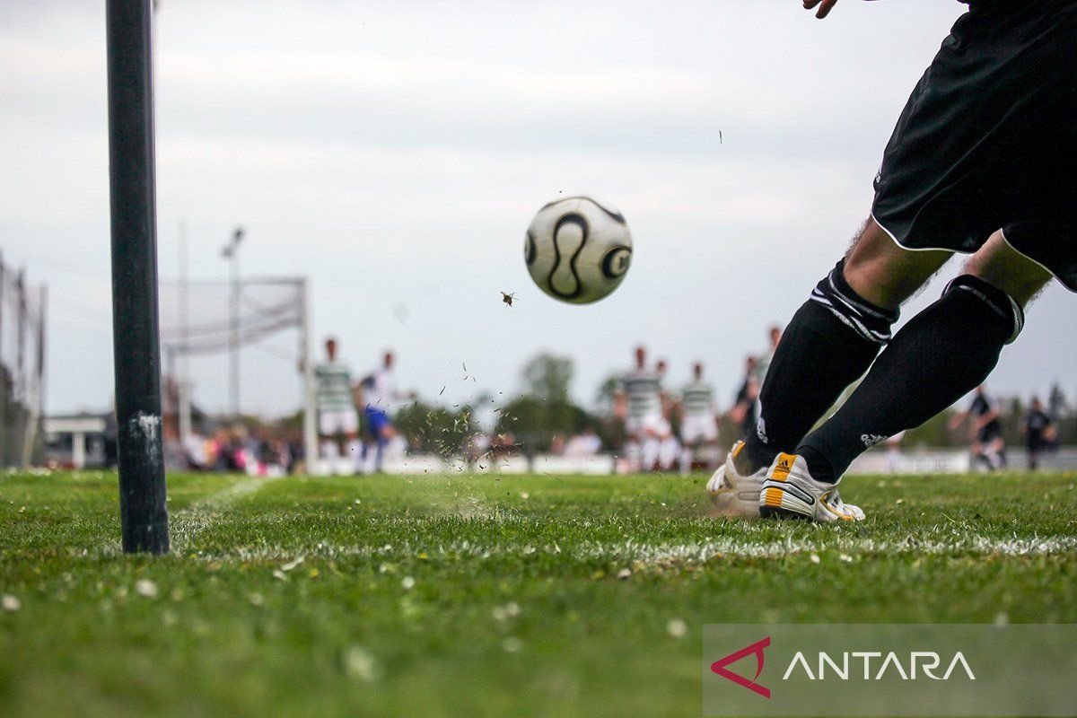 Berikut beberapa alternatif judul yang dapat digunakan untuk artikel tentang Adrian Wibowo yang menjalani debut bersama LA FC:

1. "Adrian Wibowo Memulai Perjalanan Bersama LA FC"
2. "Debut Memukau Adrian Wibowo di LA FC"
3. "Langkah Pertama Adrian Wibowo Bersama LA FC"
4. "Adrian Wibowo Tampil Perdana Bersama LA FC"
5. "Momen Spesial: Adrian Wibowo Debut di LA FC"
6. "LA FC: Adrian Wibowo Tunjukkan Kemampuan di Debutnya"
7. "Adrian Wibowo: Debut Bersejarah di LA FC"
8. "Menggapai Impian: Adrian Wibowo Debut untuk LA FC"
9. "Adrian Wibowo Lakukan Debut Gemilang di LA FC"
10. "Perjalanan Baru Adrian Wibowo: Debut di LA FC"

Semoga alternatif judul-judul tersebut bermanfaat!