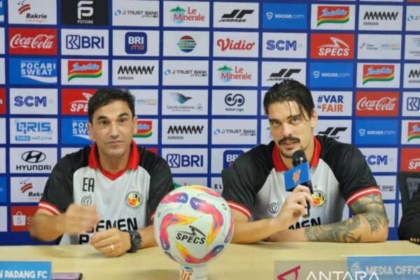 Pelatih Carlos Almeida Tak Memberi Tekanan pada Pemain Semen Padang
