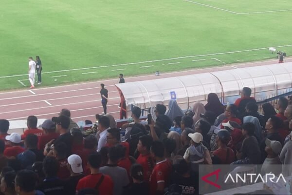 Pratama Arhan Memantau Pertandingan Semen Padang Melawan Persik