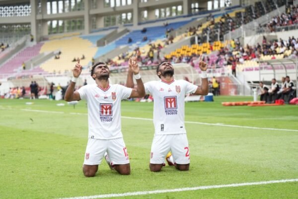 Sayuri Bersaudara Dipanggil Timnas untuk Kualifikasi Piala Dunia" bisa diubah menjadi:

"Sayuri Siblings Called Up to National Team for World Cup Qualifiers" 

Atau dalam Bahasa Indonesia yang sedikit berbeda:

"Sayuri Bersaudara Dapat Panggilan Timnas untuk Kualifikasi Piala Dunia" 

Jika ada tema atau gaya yang lebih spesifik yang Anda inginkan, silakan beri tahu!