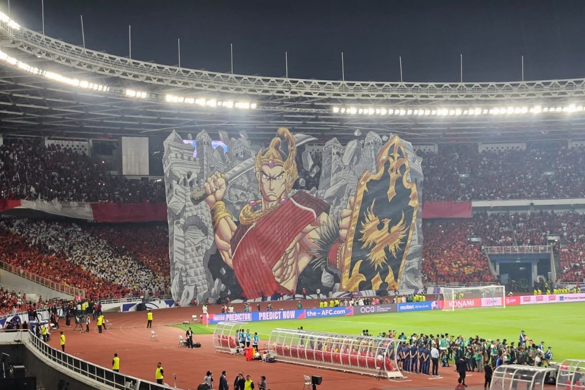 Here are some alternative titles for "Koreografi Berhias Tifo Pendekar Wayang Warnai Laga Indonesia vs China":

1. "Tifo Pendekar Wayang: Koreografi Meriah Menghiasi Laga Indonesia vs China"
2. "Keindahan Tifo Pendekar Wayang dalam Pertandingan Indonesia vs China"
3. "Koreografi Tifo Pendekar Wayang: Memperkuat Provokasi Laga Indonesia dan China"
4. "Pertunjukan Tifo Pendekar Wayang: Warna-warni Pertarungan Indonesia Melawan China"
5. "Laga Seru Indonesia vs China: Koreografi Tifo Pendekar Wayang yang Memukau"
6. "Menghidupkan Semangat Laga: Koreografi Tifo Pendekar Wayang untuk Indonesia vs China"
7. "Kreativitas Tifo Pendekar Wayang: Memvisualisasikan Rivalitas Indonesia dan China"
8. "Melangkah Bersama: Koreografi Tifo Pendekar Wayang dalam Konteks Indonesia vs China"

Feel free to mix and match elements from these suggestions!