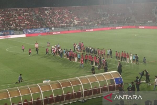 Berikut adalah beberapa alternatif judul untuk "Bali United adakan perpisahan dengan Stefano Cugurra":

1. "Stefano Cugurra Resmi Berpisah dari Bali United"
2. "Momen Haru: Bali United Gelar Perpisahan untuk Stefano Cugurra"
3. "Terima Kasih, Stefano Cugurra: Bali United Menggelar Acara Perpisahan"
4. "Bali United Rayakan Kenangan Bersama Stefano Cugurra Sebelum Berpisah"
5. "Stefano Cugurra Ucapkan Selamat Tinggal kepada Bali United"

Silakan pilih yang menurut Anda paling tepat!