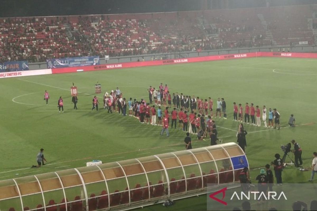 Berikut adalah beberapa alternatif judul untuk "Bali United adakan perpisahan dengan Stefano Cugurra":

1. "Stefano Cugurra Resmi Berpisah dari Bali United"
2. "Momen Haru: Bali United Gelar Perpisahan untuk Stefano Cugurra"
3. "Terima Kasih, Stefano Cugurra: Bali United Menggelar Acara Perpisahan"
4. "Bali United Rayakan Kenangan Bersama Stefano Cugurra Sebelum Berpisah"
5. "Stefano Cugurra Ucapkan Selamat Tinggal kepada Bali United"

Silakan pilih yang menurut Anda paling tepat!