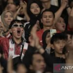 Tentu! Berikut adalah beberapa alternatif judul untuk "God Bless dan Judika Bakar Semangat Penggemar Indonesia":

1. "God Bless dan Judika: Mengobarkan Semangat Penggemar Tanah Air"
2. "Semangat Berkobar: God Bless dan Judika Mengguncang Indonesia"
3. "Kolaborasi Energi: God Bless dan Judika Menginspirasi Penggemar"
4. "God Bless dan Judika: Kebangkitan Semangat Musik Indonesia"
5. "Melodi Semangat: God Bless dan Judika Memompa Energi Penggemar"
6. "Ritme Semangat: God Bless dan Judika Menggetarkan Hati Penggemar"
7. "God Bless dan Judika: Pertunjukan yang Menghidupkan Semangat Indonesia"
8. "Energi Tak Terbendung: God Bless dan Judika Bersama Penggemar"

Semoga salah satu dari judul ini dapat sesuai dengan kebutuhan Anda!