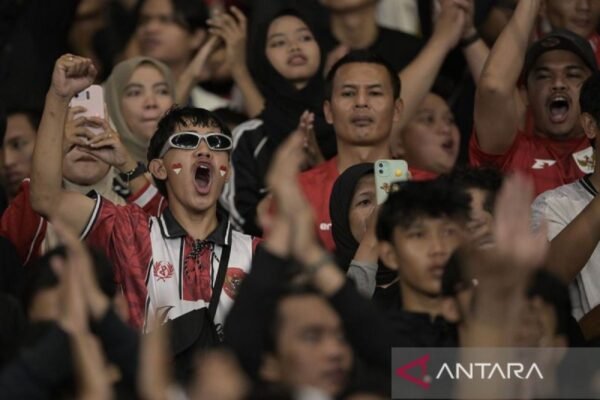 Tentu! Berikut adalah beberapa alternatif judul untuk "God Bless dan Judika Bakar Semangat Penggemar Indonesia":

1. "God Bless dan Judika: Mengobarkan Semangat Penggemar Tanah Air"
2. "Semangat Berkobar: God Bless dan Judika Mengguncang Indonesia"
3. "Kolaborasi Energi: God Bless dan Judika Menginspirasi Penggemar"
4. "God Bless dan Judika: Kebangkitan Semangat Musik Indonesia"
5. "Melodi Semangat: God Bless dan Judika Memompa Energi Penggemar"
6. "Ritme Semangat: God Bless dan Judika Menggetarkan Hati Penggemar"
7. "God Bless dan Judika: Pertunjukan yang Menghidupkan Semangat Indonesia"
8. "Energi Tak Terbendung: God Bless dan Judika Bersama Penggemar"

Semoga salah satu dari judul ini dapat sesuai dengan kebutuhan Anda!