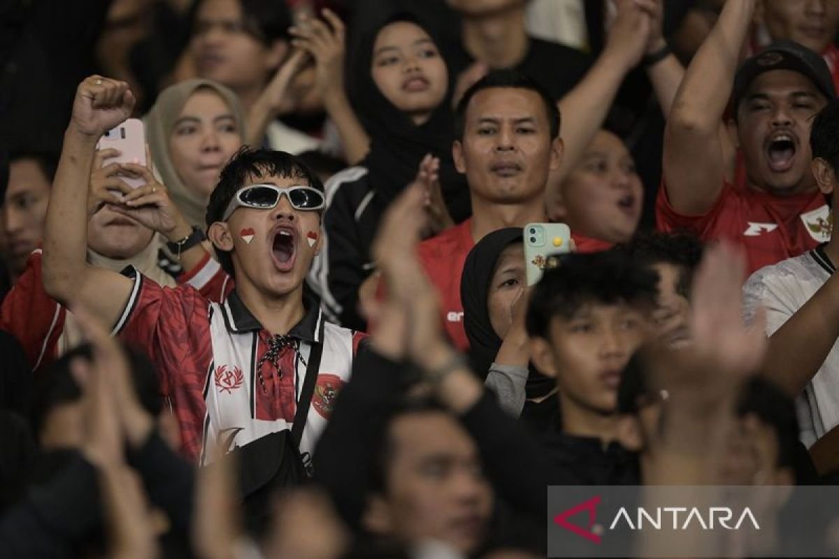 Tentu! Berikut adalah beberapa alternatif judul untuk "God Bless dan Judika Bakar Semangat Penggemar Indonesia":

1. "God Bless dan Judika: Mengobarkan Semangat Penggemar Tanah Air"
2. "Semangat Berkobar: God Bless dan Judika Mengguncang Indonesia"
3. "Kolaborasi Energi: God Bless dan Judika Menginspirasi Penggemar"
4. "God Bless dan Judika: Kebangkitan Semangat Musik Indonesia"
5. "Melodi Semangat: God Bless dan Judika Memompa Energi Penggemar"
6. "Ritme Semangat: God Bless dan Judika Menggetarkan Hati Penggemar"
7. "God Bless dan Judika: Pertunjukan yang Menghidupkan Semangat Indonesia"
8. "Energi Tak Terbendung: God Bless dan Judika Bersama Penggemar"

Semoga salah satu dari judul ini dapat sesuai dengan kebutuhan Anda!