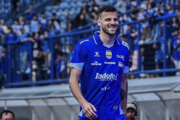 Berikut adalah beberapa alternatif judul untuk “Bandung jadi alasan Patricio Matricardi pilih Persib”:
1. “Patricio Matricardi Mengungkapkan Mengapa Bandung Menjadi Pilihan Utamanya di Persib”
2. “Alasan Patricio Matricardi Berlabuh di Persib: Pesona Bandung”
3. “Bandung Menjadi Daya Tarik Patricio Matricardi untuk Bergabung dengan Persib”
4. “Kenapa Patricio Matricardi Memilih Persib? Bandung Jadi Alasan Utama!”
5. “Pesona Bandung: Faktor Utama Patricio Matricardi Bergabung dengan Persib”
Silakan pilih salah satu atau gunakan sebagai inspirasi! Berikut adalah beberapa alternatif judul untuk "Bandung jadi alasan Patricio Matricardi pilih Persib":
1. "Patricio Matricardi Mengungkapkan Mengapa Bandung Menjadi Pilihan Utamanya di Persib"
2. "Alasan Patricio Matricardi Berlabuh di Persib: Pesona Bandung"
3. "Bandung Menjadi Daya Tarik Patricio Matricardi untuk Bergabung dengan Persib"
4. "Kenapa Patricio Matricardi Memilih Persib? Bandung Jadi Alasan Utama!"
5. "Pesona Bandung: Faktor Utama Patricio Matricardi Bergabung dengan Persib"
Silakan pilih salah satu atau gunakan sebagai inspirasi!
