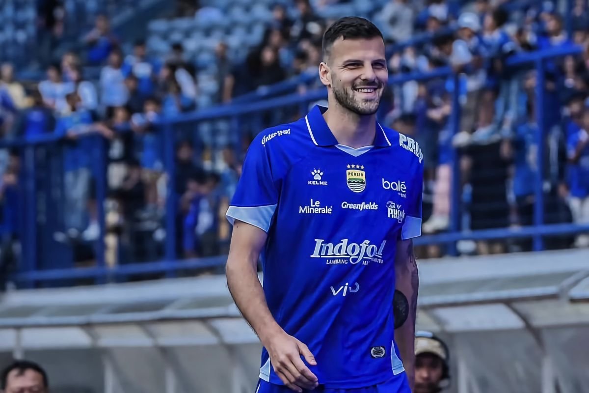 Berikut adalah beberapa alternatif judul untuk "Bandung jadi alasan Patricio Matricardi pilih Persib":
1. "Patricio Matricardi Mengungkapkan Mengapa Bandung Menjadi Pilihan Utamanya di Persib"
2. "Alasan Patricio Matricardi Berlabuh di Persib: Pesona Bandung"
3. "Bandung Menjadi Daya Tarik Patricio Matricardi untuk Bergabung dengan Persib"
4. "Kenapa Patricio Matricardi Memilih Persib? Bandung Jadi Alasan Utama!"
5. "Pesona Bandung: Faktor Utama Patricio Matricardi Bergabung dengan Persib"
Silakan pilih salah satu atau gunakan sebagai inspirasi!