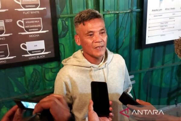 Berikut adalah beberapa alternatif judul untuk “Paceklik Pelatih Indonesia di Liga Sendiri”:
1. “Dilema Pelatih Lokal di Liga Tanah Air”
2. “Kesulitan Pelatih Indonesia Mengasah Skill di Liga Domestik”
3. “Pelatih Tanah Air Kandas di Liga Sendiri”
4. “Tantangan Pelatih Indonesia di Liga Dalam Negeri”
5. “Kendala Pelatih Lokal di Liga Indonesia”
6. “Peluang dan Tantangan Pelatih Indonesia di Liga Lokal”
7. “Krisis Pelatih: Mengapa Pelatih Indonesia Sulit Berprestasi di Liga Sendiri?”
8. “Laga Tanpa Hasil: Masalah Pelatih Indonesia di Liga Domestik”
9. “Pelatih Lokal: Antara Ambisi dan Realita Liga Sendiri”
10. “Mencari Solusi: Nasib Pelatih Indonesia di Liga Domestik Berikut adalah beberapa alternatif judul untuk "Paceklik Pelatih Indonesia di Liga Sendiri":
1. "Dilema Pelatih Lokal di Liga Tanah Air"
2. "Kesulitan Pelatih Indonesia Mengasah Skill di Liga Domestik"
3. "Pelatih Tanah Air Kandas di Liga Sendiri"
4. "Tantangan Pelatih Indonesia di Liga Dalam Negeri"
5. "Kendala Pelatih Lokal di Liga Indonesia"
6. "Peluang dan Tantangan Pelatih Indonesia di Liga Lokal"
7. "Krisis Pelatih: Mengapa Pelatih Indonesia Sulit Berprestasi di Liga Sendiri?"
8. "Laga Tanpa Hasil: Masalah Pelatih Indonesia di Liga Domestik"
9. "Pelatih Lokal: Antara Ambisi dan Realita Liga Sendiri"
10. "Mencari Solusi: Nasib Pelatih Indonesia di Liga Domestik