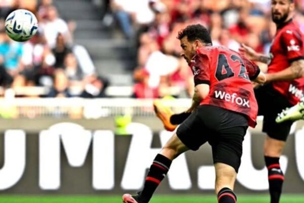 Alessandro Florenzi Mengumumkan Pensiun dari Dunia Sepak Bola Profesional Alessandro Florenzi Mengumumkan Pensiun dari Dunia Sepak Bola Profesional