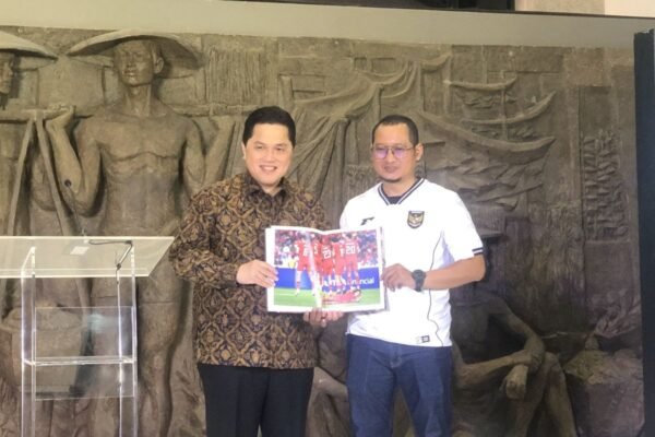 Alternatif judul untuk “Taiwan Gantikan Timnas Kuwait, Ini Kata Erick Thohir” bisa jadi:
1. “Taiwan Ambil Alih Tempat Timnas Kuwait, Pendapat Erick Thohir”
2. “Perubahan Peserta: Taiwan Gantikan Timnas Kuwait, Begini Respons Erick Thohir”
3. “Erick Thohir Berkomentar soal Taiwan yang Menggantikan Kuwait di Turnamen”
4. “Taiwan Masuk, Kuwait Keluar: Apa Kata Erick Thohir?”
5. “Erick Thohir Menanggapi Keputusan Taiwan Menggantikan Timnas Kuwait”
Anda bisa memilih salah satu dari judul alternatif ini sesuai dengan konteks yang diinginkan! Alternatif judul untuk "Taiwan Gantikan Timnas Kuwait, Ini Kata Erick Thohir" bisa jadi:
1. "Taiwan Ambil Alih Tempat Timnas Kuwait, Pendapat Erick Thohir"
2. "Perubahan Peserta: Taiwan Gantikan Timnas Kuwait, Begini Respons Erick Thohir"
3. "Erick Thohir Berkomentar soal Taiwan yang Menggantikan Kuwait di Turnamen"
4. "Taiwan Masuk, Kuwait Keluar: Apa Kata Erick Thohir?"
5. "Erick Thohir Menanggapi Keputusan Taiwan Menggantikan Timnas Kuwait"
Anda bisa memilih salah satu dari judul alternatif ini sesuai dengan konteks yang diinginkan!