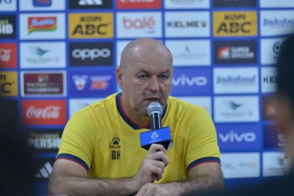 Bojan Hodak Beri Isyarat Rotasi Pemain saat Persib Sambut Persis Solo