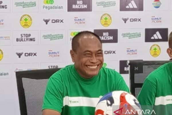 Berikut beberapa alternatif judul untuk “PSMS Benahi Lini Pertahanan Agar Lebih Solid”:
1. “PSMS Perkuat Lini Belakang untuk Stabilitas Tim”
2. “Meningkatkan Ketangguhan Pertahanan PSMS”
3. “PSMS Fokus Pada Perbaikan Pertahanan Demi Kemenangan”
4. “Memperkokoh Pertahanan: Strategi Terbaru PSMS”
5. “Optimalisasi Lini Pertahanan PSMS untuk Hasil Maksimal”
6. “PSMS: Langkah Perbaikan untuk Pertahanan yang Lebih Solid”
7. “Menjaga Gawang: PSMS Tingkatkan Kekuatan Pertahanan”
8. “Revitalisasi Lini Pertahanan PSMS Menuju Tim yang Lebih Solid”
9. “PSMS Upayakan Perbaikan Strategis pada Sektor Pertahanan”
10. “Lini Pertahanan PSMS: Membangun Fondasi Tim yang Kuat”
Semoga salah satu judul di atas sesuai dengan yang Anda cari! Berikut beberapa alternatif judul untuk "PSMS Benahi Lini Pertahanan Agar Lebih Solid":
1. "PSMS Perkuat Lini Belakang untuk Stabilitas Tim"
2. "Meningkatkan Ketangguhan Pertahanan PSMS"
3. "PSMS Fokus Pada Perbaikan Pertahanan Demi Kemenangan"
4. "Memperkokoh Pertahanan: Strategi Terbaru PSMS"
5. "Optimalisasi Lini Pertahanan PSMS untuk Hasil Maksimal"
6. "PSMS: Langkah Perbaikan untuk Pertahanan yang Lebih Solid"
7. "Menjaga Gawang: PSMS Tingkatkan Kekuatan Pertahanan"
8. "Revitalisasi Lini Pertahanan PSMS Menuju Tim yang Lebih Solid"
9. "PSMS Upayakan Perbaikan Strategis pada Sektor Pertahanan"
10. "Lini Pertahanan PSMS: Membangun Fondasi Tim yang Kuat"
Semoga salah satu judul di atas sesuai dengan yang Anda cari!