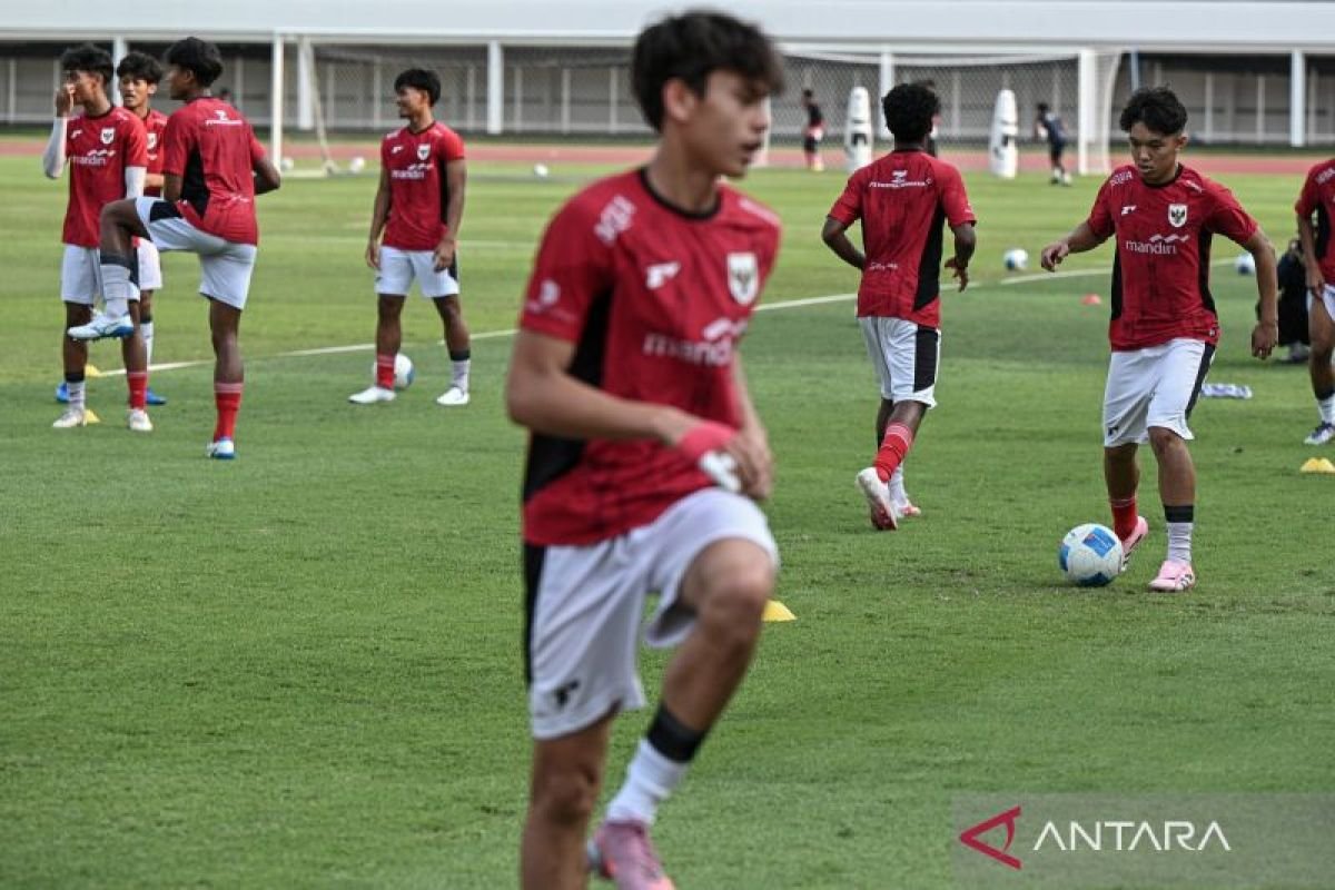 Daftar 21 Pemain Timnas U-17 Indonesia untuk Piala Dunia U-17 2025" dapat diubah menjadi:

"Lineup Resmi: 21 Pemain Timnas U-17 Indonesia untuk Piala Dunia U-17 2025" 

Atau:

"Timnas U-17 Indonesia: 21 Pemain yang Siap Berlaga di Piala Dunia U-17 2025